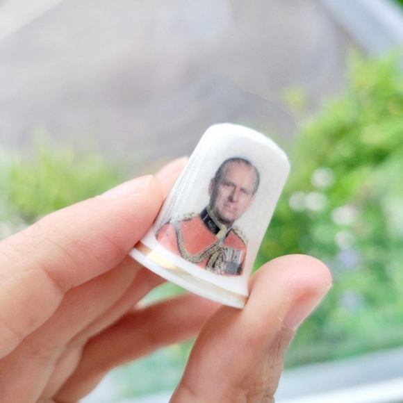 Vintage Prince Phillip Duke of Edinburgh Royal Family Fine Bone China Thimble - Picture 6 of 8